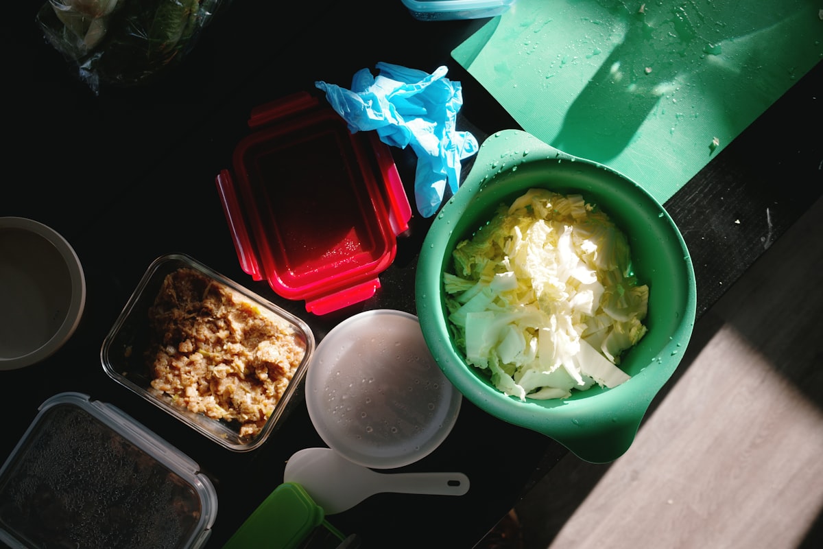 Färgglad bild av en välpackad lunch i behållare